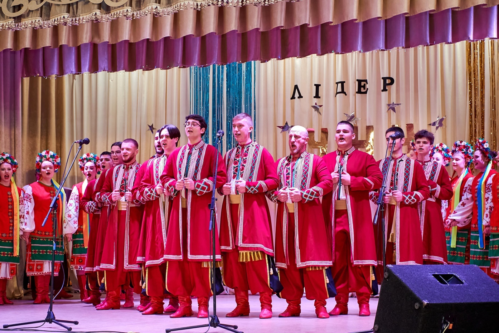 Народний самодіяльний ансамбль пісні і танцю «Хлібодари», художній керівник - Світлана Берднікова, концертмейстер - Олександр Бердніков