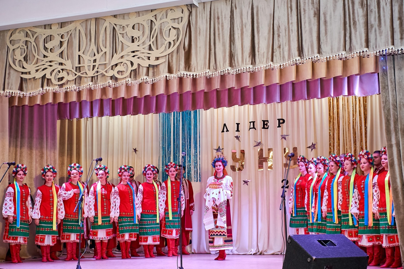 Народний самодіяльний ансамбль пісні і танцю «Хлібодари», художній керівник - Світлана Берднікова, концертмейстер - Олександр Бердніков